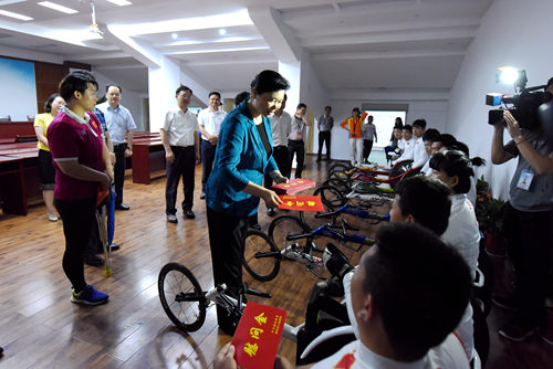 图为王艳玲到国家轮椅竞速基地(黄石)看望残疾人运动员 图为王艳玲到国家轮椅竞速基地(黄石)看望残疾人运动员